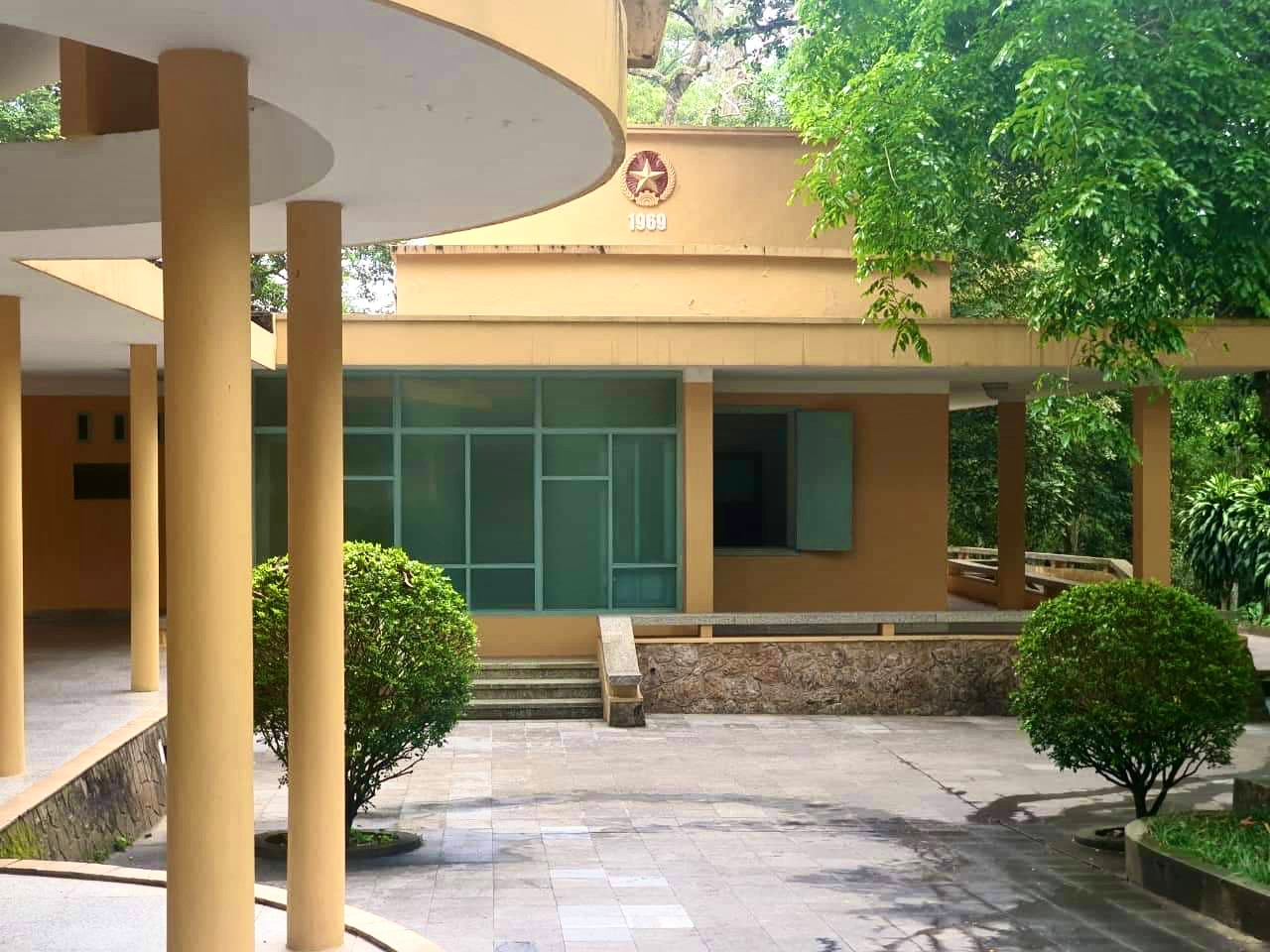 Trong ảnh là ngôi nhà từng là nơi lưu giữ thi hài của Chủ tịch Hồ Chí Minh. Ngày 15/12/1969, công trình gìn giữ thi hài Bác Hồ tại K9 hoàn thành. Để giữ bí mật, K9 được đổi tên thành K84. Thi hài Bác Hồ được lưu giữ tại đây trong 6 năm. Ngày 18/7/1975, sau khi đất nước thống nhất, thi hài Bác được đưa về Lăng Chủ tịch Hồ Chí Minh (quận Ba Đình, thủ đô Hà Nội), nơi yên nghỉ vĩnh hằng của Người.