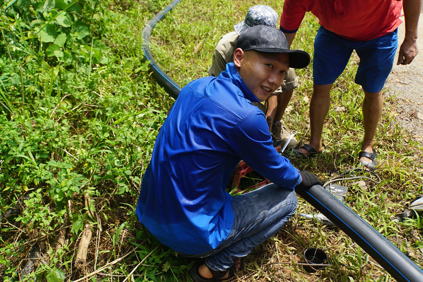 Áo xanh thấm đẫm mồ hôi.