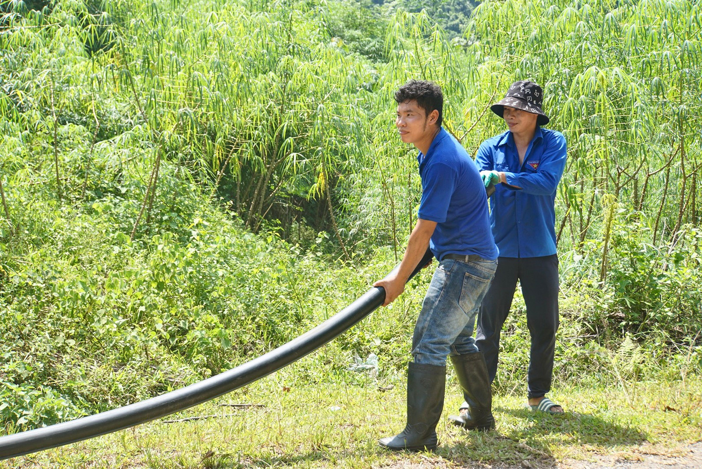 Đường ống này sẽ cung cấp nước cho cả khu vực tạm cư của người dân Làng Nủ. Khu vực này nằm cách đồi sim không xa và đang được khởi công xây dựng.