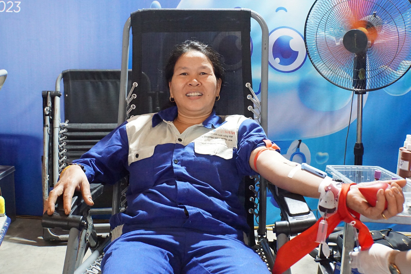 “Tôi cũng biết rằng những bịch máu là tài sản rất quý giá để cứu mạng người. Vì vậy nên dù trước đây tôi chưa từng hiến máu nhưng thấy nhà máy tổ chức thì vẫn mạnh dạn đăng ký, để góp phần giúp đỡ những bệnh nhân khó khăn”, bà Phạm Thị Hương (49 tuổi) chia sẻ.