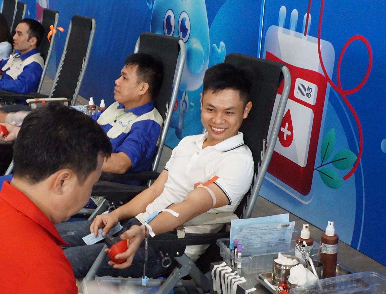 Một công nhân hào hứng tham gia hiến máu tình nguyện.