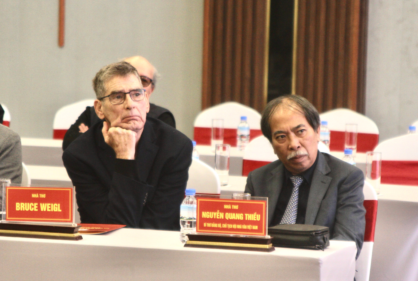 Nhà thơ Nguyễn Quang Thiều - Chủ tịch Hội Nhà văn Việt Nam - và nhà thơ Bruce Weigl - một nhà thơ đương đại có tầm ảnh hưởng lớn ở Mỹ.