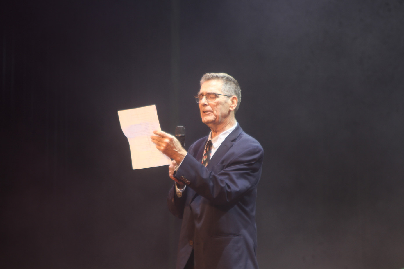 Nhà thơ Bruce Weigl đọc bài thơ gửi một người mẹ Việt Nam. Nhà thơ Bruce Weigl đọc bài thơ gửi một người mẹ Việt Nam.