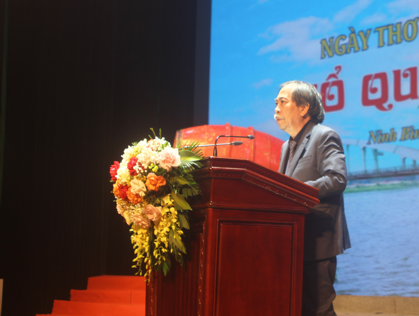 Nhà thơ Nguyễn Quang Thiều - Chủ tịch Hội Nhà văn Việt Nam - phát biểu khai mạc đêm thơ. Nhà thơ Nguyễn Quang Thiều - Chủ tịch Hội Nhà văn Việt Nam - phát biểu khai mạc đêm thơ.