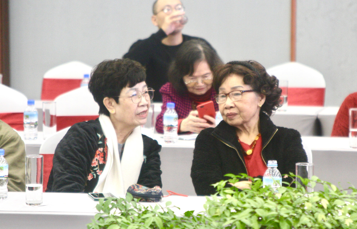 Nhà thơ Nguyễn Thị Hồng Ngát (trái) và nhà thơ Phan Thị Thanh Nhàn (phải) góp mặt tại hội thảo bàn về trách nhiệm của nhà thơ.