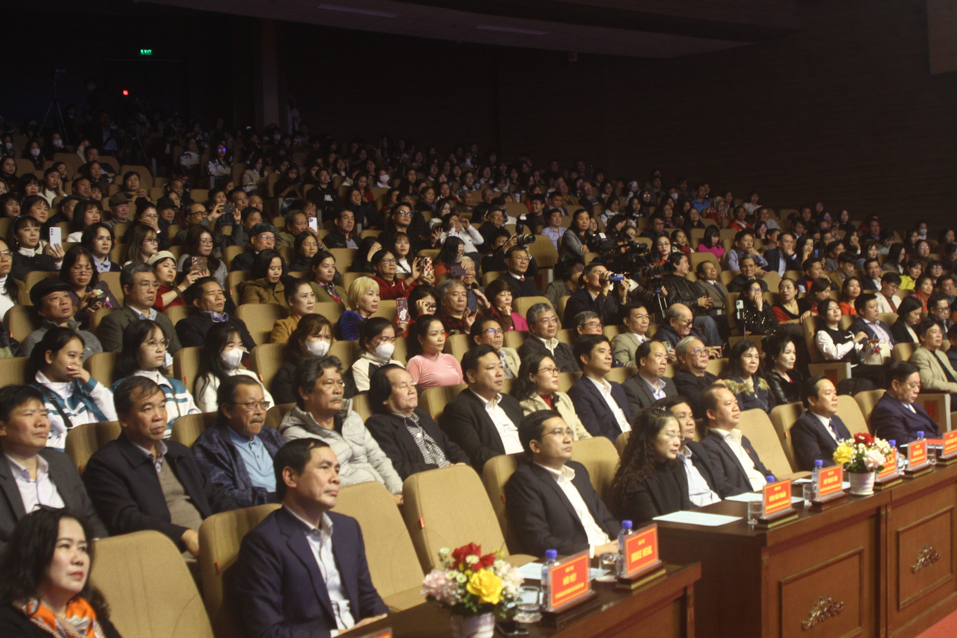 Đêm thơ Tổ quốc bay lên diễn ra tại Nhà hát Phạm Thị Trân, Ninh Bình. Đêm thơ Tổ quốc bay lên diễn ra tại Nhà hát Phạm Thị Trân, Ninh Bình.