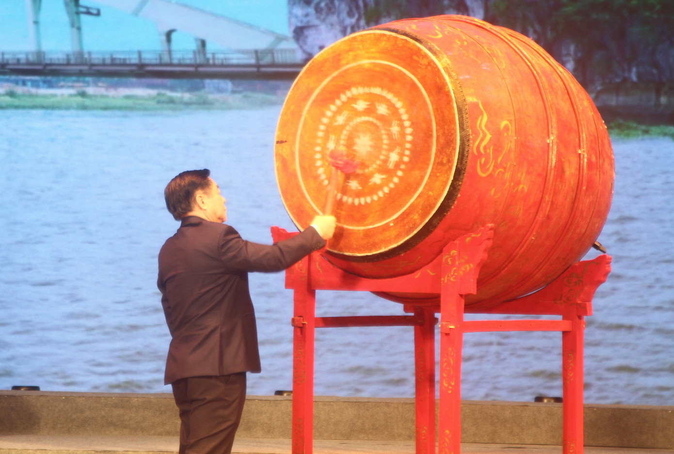 Ủy viên Bộ Chính trị, Bí thư T.Ư Đảng, Trưởng ban Tuyên giáo và Dân vận T.Ư thực hiện nghi thức đánh trống khai mạc đêm thơ Tổ quốc bay lên. Ủy viên Bộ Chính trị, Bí thư T.Ư Đảng, Trưởng ban Tuyên giáo và Dân vận T.Ư thực hiện nghi thức đánh trống khai mạc đêm thơ Tổ quốc bay lên.