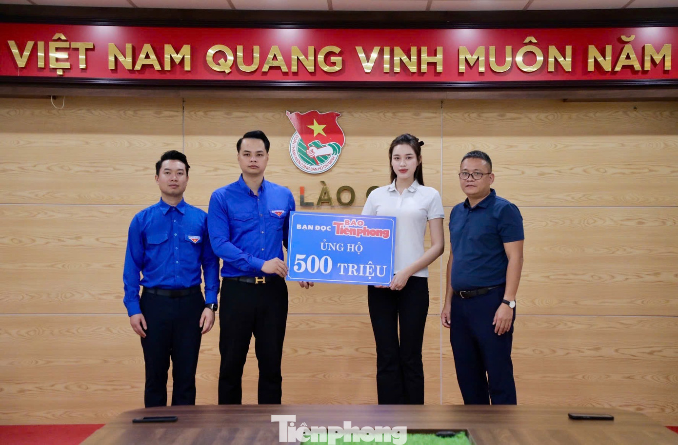 Đoàn thiện nguyện báo Tiền Phong với sự tham gia của hoa hậu Đỗ Thị Hà trao 500 triệu đồng của bạn đọc đến các gia đình có người tử vong tại Lào Cai. Đoàn thiện nguyện báo Tiền Phong với sự tham gia của hoa hậu Đỗ Thị Hà trao 500 triệu đồng của bạn đọc đến các gia đình có người tử vong tại Lào Cai.