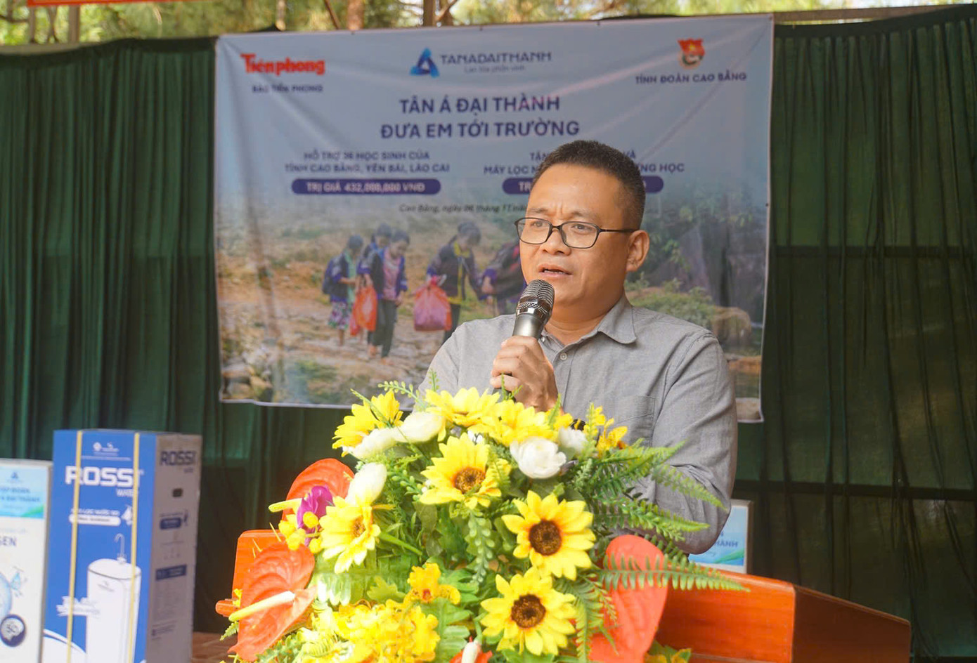 Phát biểu tại chương trình, nhà báo Hồ Sỹ Lực, phó Trưởng Ban Bạn đọc và công tác xã hội - báo Tiền Phong cho biết, Cao Bằng là một trong những tỉnh thành bị thiệt hại nhiều nhất sau cơn bão Yagi. Trong đó, có nhiều em nhỏ đã mất cha, mất mẹ, mất nhà cửa sau cơn bão, để lại một tương lai mờ mịt với vô vàn khó khăn và thử thách. Vì vậy, báo Tiền Phong đã huy động các doanh nghiệp, tổ chức cùng chung tay hỗ trợ các phần quà nhằm xoa dịu nỗi đau mất người thân và mở ra một tương lai tươi sáng hơn cho các trẻ mồ côi.