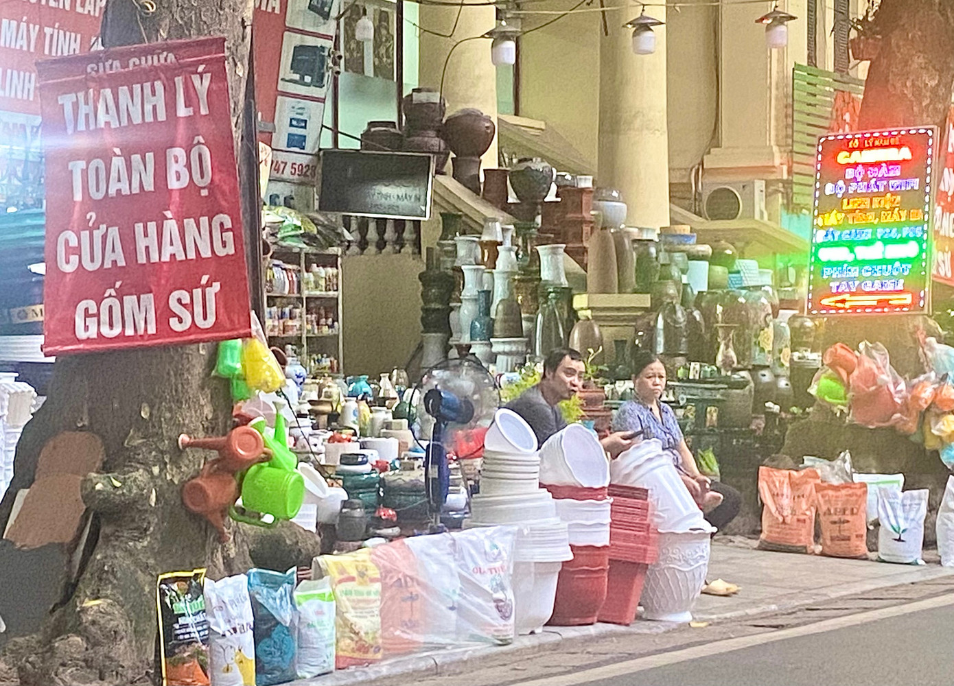 Một cửa hàng gốm sứ trên phố Lý Nam Đế treo biển thanh lý toàn bộ cửa hàng. Suốt một buổi chiều, hầu như không có ai ghé vào đây mua hàng.