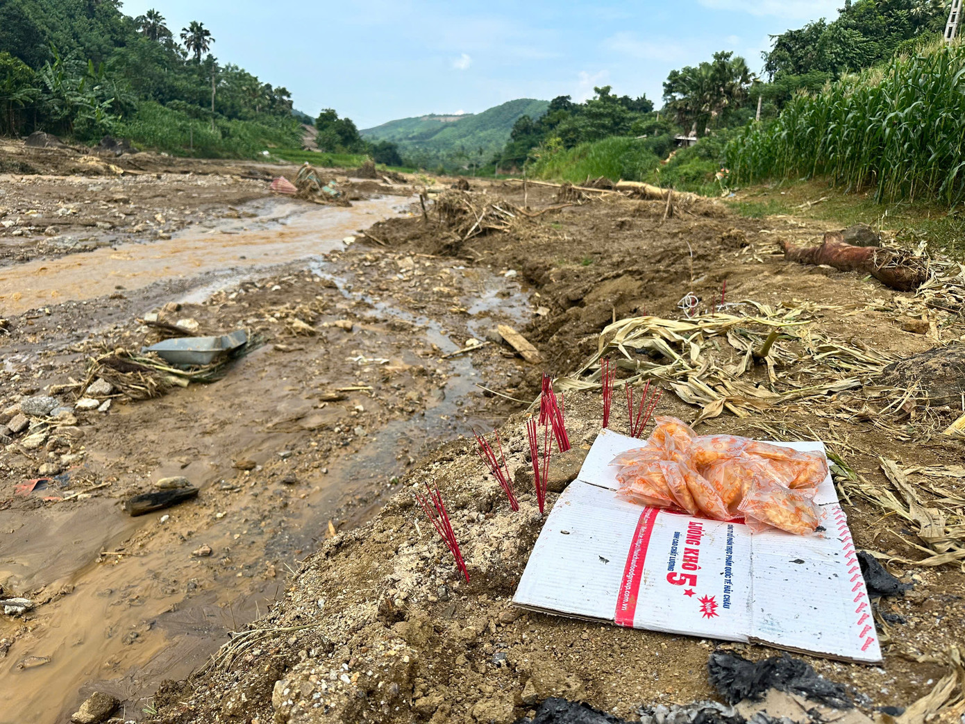 Để tìm thấy những thi thể đang bị vùi lấp, người ta còn thắp hương, bày đồ cúng để cầu mong sớm tìm được thi thể người mất.