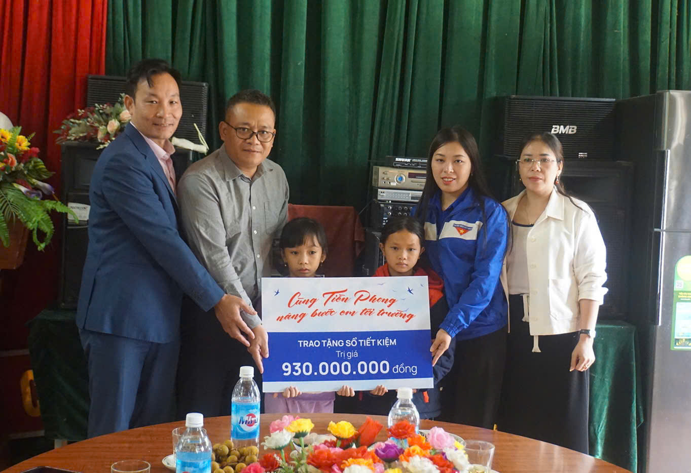 Tại chương trình, nhà báo Hồ Sỹ Lực cũng thay mặt báo Tiền Phong và bạn đọc trao tặng 31 sổ tiết kiệm với tổng trị giá 930.000.000 đồng cho 31 em học sinh mồ côi do bão Yagi trên địa bàn tỉnh Cao Bằng. Đây là những phần quà nằm trong chương trình “Cùng Tiền Phong nâng bước em tới trường”.