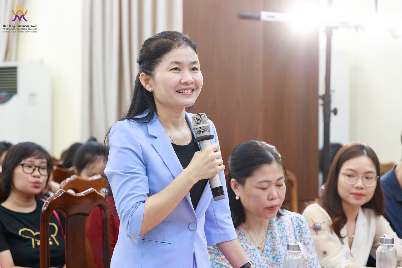 Bà Tôn Ngọc Hạnh, Phó Chủ tịch Hội Liên hiệp Phụ nữ Việt Nam chia sẻ tại toạ đàm "Ra khỏi màn sương". (Ảnh: Bảo tàng Phụ nữ Việt Nam)