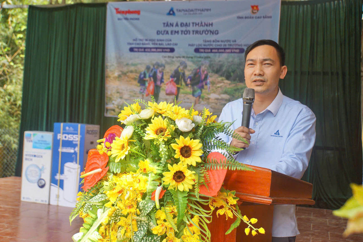 Ông Hà Minh Báu, Giám đốc chi nhánh Tập đoàn Tân Á Đại Thành tại Cao Bằng cho biết, những thiệt hại về vật chất thì có thể khắc phục được, nhưng những tổn thất về tinh thần, đặc biệt là nỗi đau mất người thân của các em học sinh thì không thể nào bù đắp nổi. “Mong rằng những phần quà nhỏ này có thể truyền động lực cho các em vượt qua những khó khăn, thử thách trong cuộc sống”, ông Hà Minh Báu phát biểu.