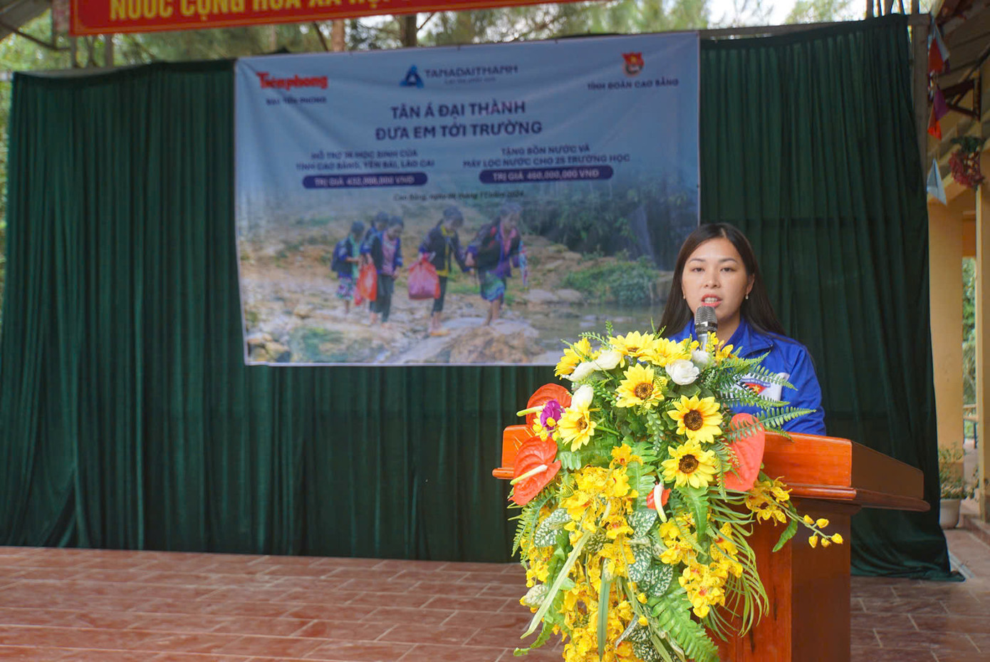 “Thay mặt các em học sinh mồ côi và các trường học bị thiệt hại tại tỉnh Cao Bằng, tôi xin được gửi lời cảm ơn chân thành nhất tới Tập đoàn Tân Á Đại Thành, báo Tiền Phong và các tổ chức đã chung tay đóng góp, hỗ trợ. Trong thời gian tới, rất mong các đồng chí sẽ tiếp tục dành những tình cảm yêu thương tới cho những trẻ em mồ côi tại tỉnh Cao Bằng”, chị Nông Thị Nhung, Phó Bí thư Tỉnh đoàn, Chủ tịch Hội đồng đội tỉnh Cao Bằng phát biểu.