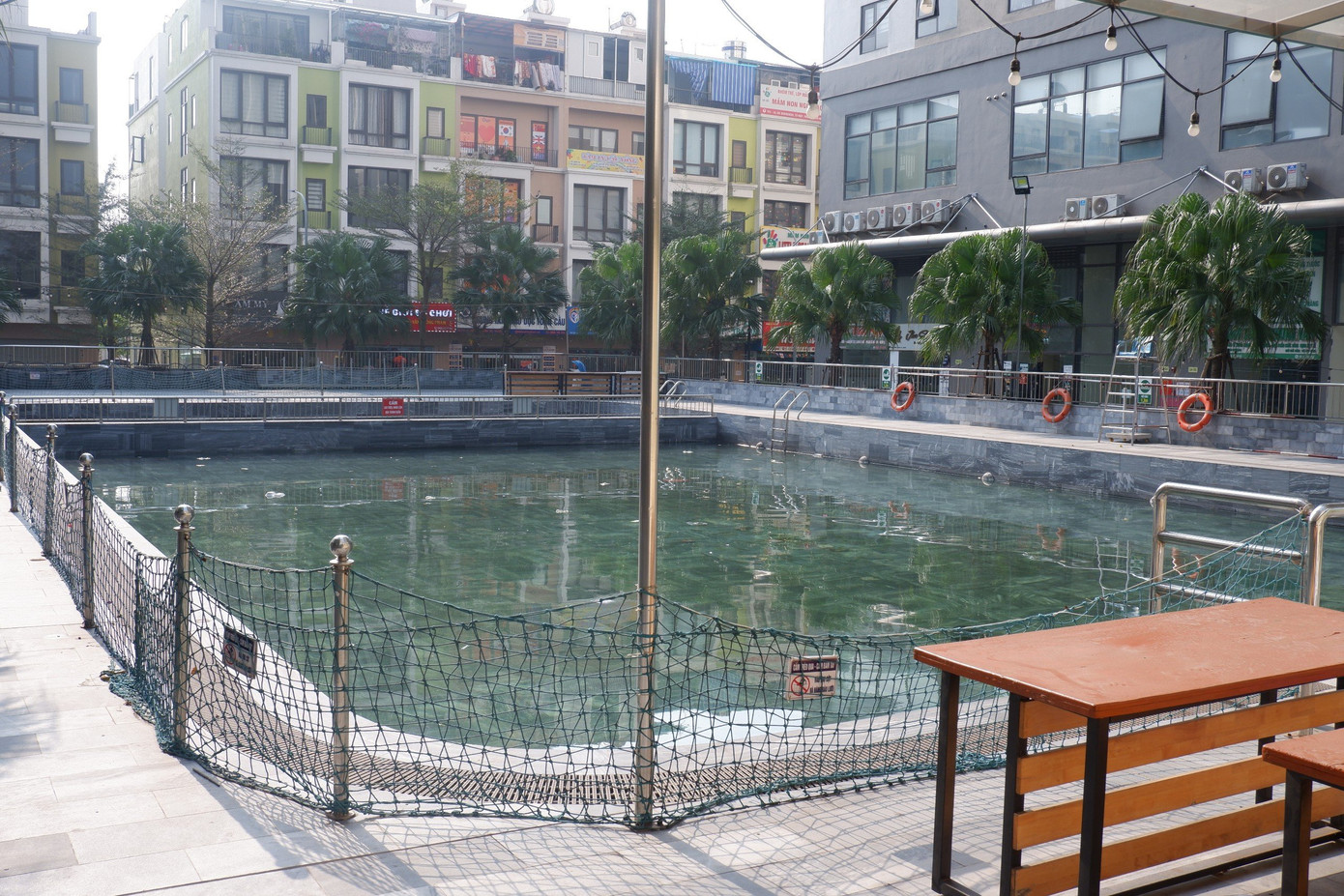 Bể bơi IEC Residences, nơi xảy ra vụ việc.