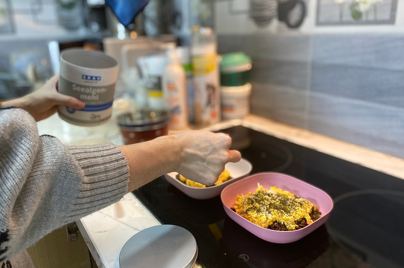 Khẩu phần ăn dành cho mèo có lông sẽ hơi khác một chút. Thịt bò sống được thay thế bằng pate và một ít hạt, các chất bổ sung vẫn như cũ. Khẩu phần ăn dành cho mèo có lông sẽ hơi khác một chút. Thịt bò sống được thay thế bằng pate và một ít hạt, các chất bổ sung vẫn như cũ.