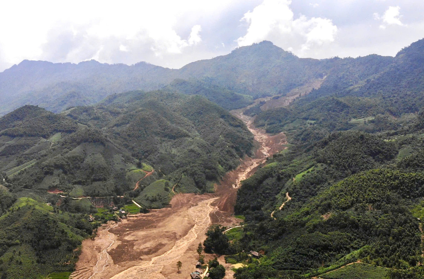 Điểm sạt lở tại núi Voi, nơi mà hàng triệu tấn đất, đá đã trôi theo dòng lũ tràn xuống, vùi lấp gần như toàn bộ thôn Làng Nủ (xã Phúc Khánh, huyện Bảo Yên, tỉnh Lào Cai).
