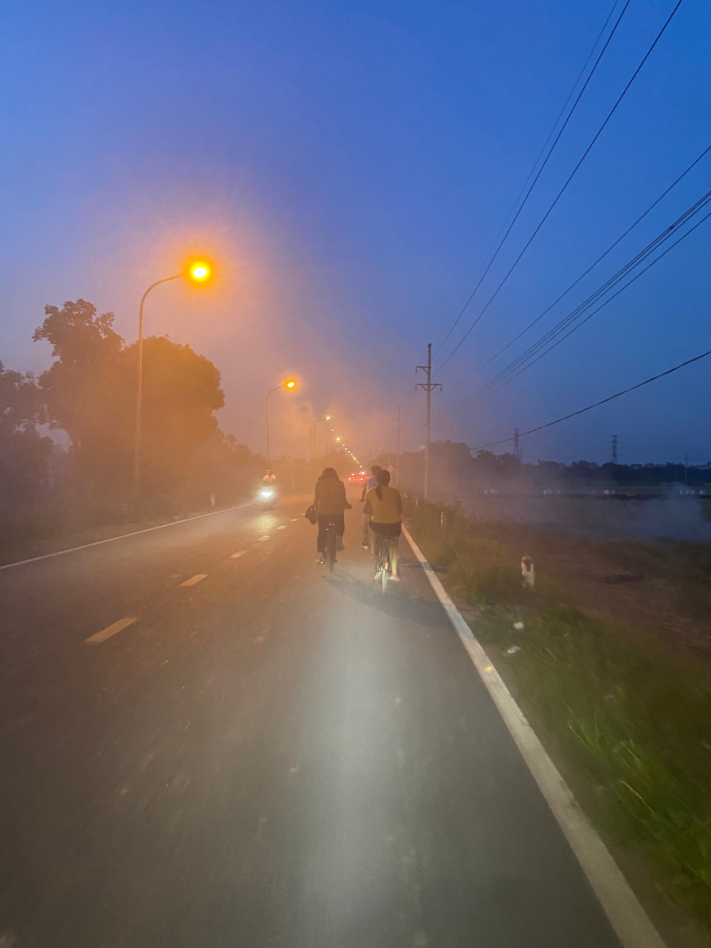 Ngoài việc phơi thóc trên đường, đốt rơm, rạ cũng là một "đặc sản" của mùa gặt. Và nguy cơ tai nạn giao thông, ô nhiễm môi trường cũng từ đây mà ra. Khói từ các đụn rơm, rạ đang cháy sẽ che khuất tầm nhìn của các phương tiện, tăng nguy cơ xảy ra tai nạn giao thông.