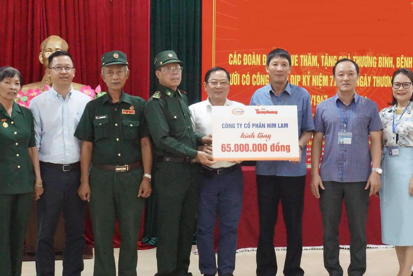 Sau đó, đoàn công tác đã trao các phần quà trị giá 65 triệu đồng do CTCP Him Lam tài trợ cho các thương binh tại trung tâm.