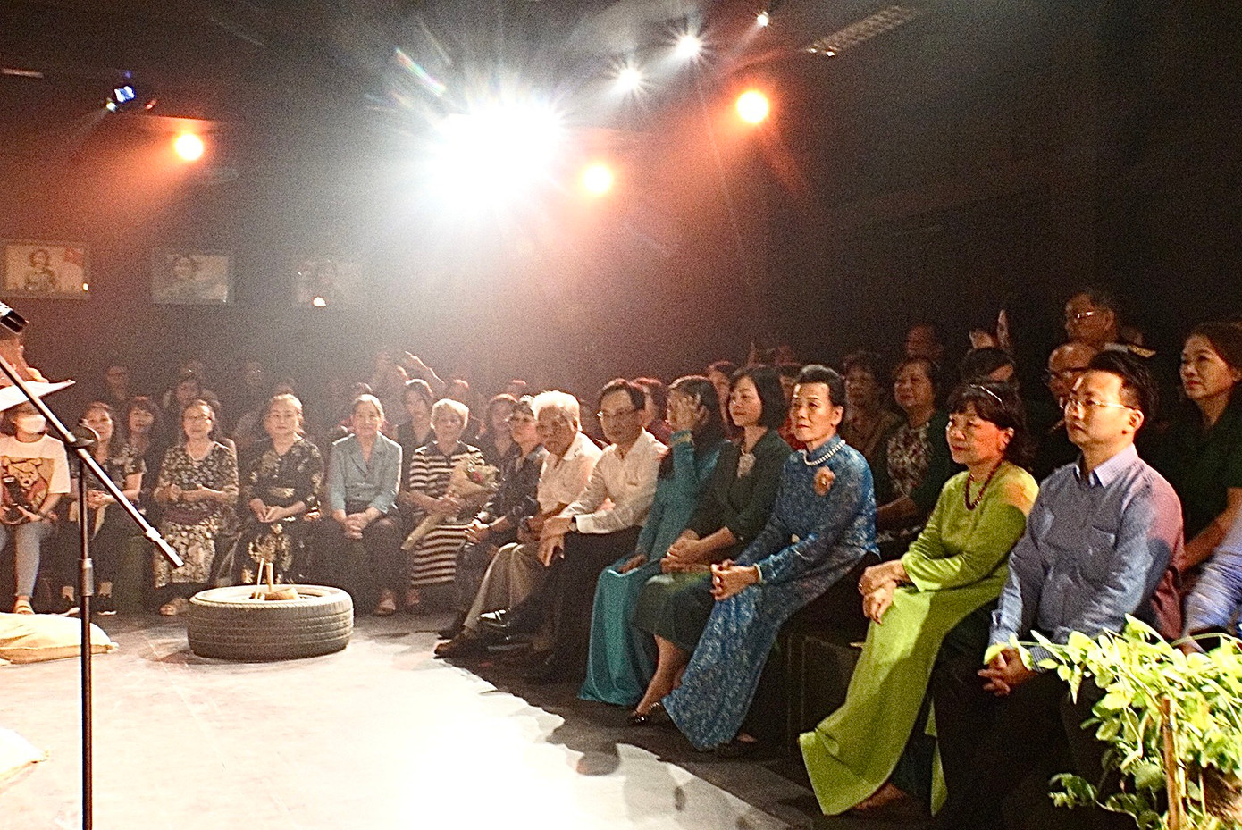 Các khán giả tham gia chương trình. Các khán giả tham gia chương trình.