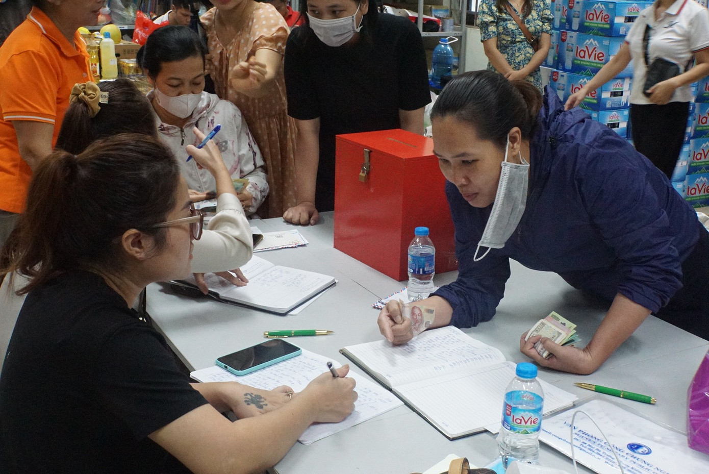 Bàn ghi nhận thông tin ủng hộ lúc nào cũng đông đúc.