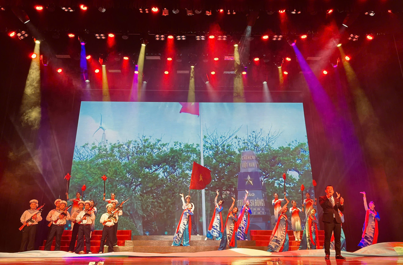 Chương trình khép lại với Tổ quốc gọi tên mình (thơ: Nguyễn Phan Quế Mai, nhạc: Đinh Trung Cẩn). Chương trình khép lại với Tổ quốc gọi tên mình (thơ: Nguyễn Phan Quế Mai, nhạc: Đinh Trung Cẩn).