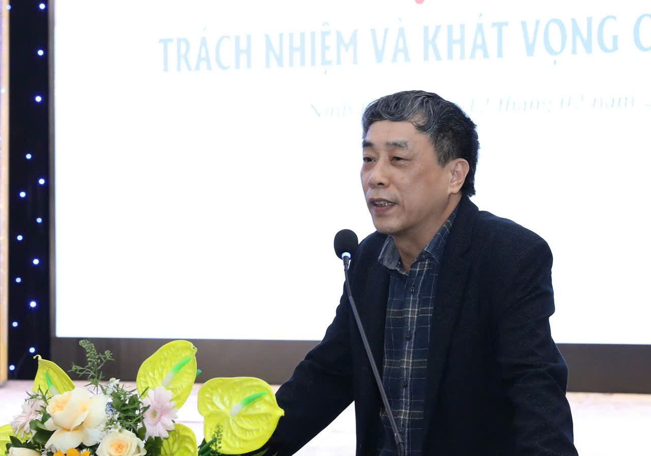 Nhà văn Nguyễn Bình Phương - Phó Chủ tịch Hội Nhà văn Việt Nam - nói về trách nhiệm của văn nghệ sĩ tại hội thảo.