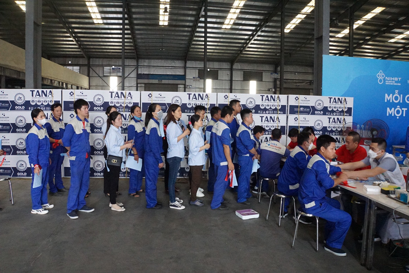 Cán bộ, công nhân viên nhà máy Tân Á Đại Thành Hưng Yên xếp hàng chờ khám sức khoẻ trước khi vào hiến máu. Chương trình hiến máu hôm nay đã thu hút gần 300 cán bộ, công nhân viên của nhà máy tham gia.