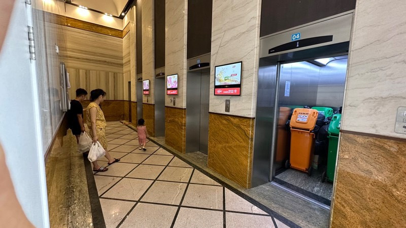 Do thang máy chở rác bị hỏng, đơn vị quản lý vận hành đã sử dụng thang máy chở cư dân để chở rác, gây mất vệ sinh và không đảm bảo an toàn về sức khoẻ.