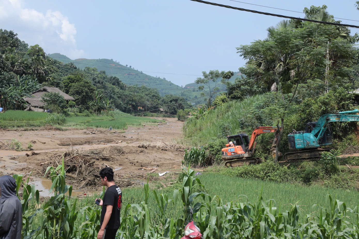 Hai chiếc máy xúc nhỏ được sử dụng để phục vụ việc tìm kiếm thi thể nạn nhân.