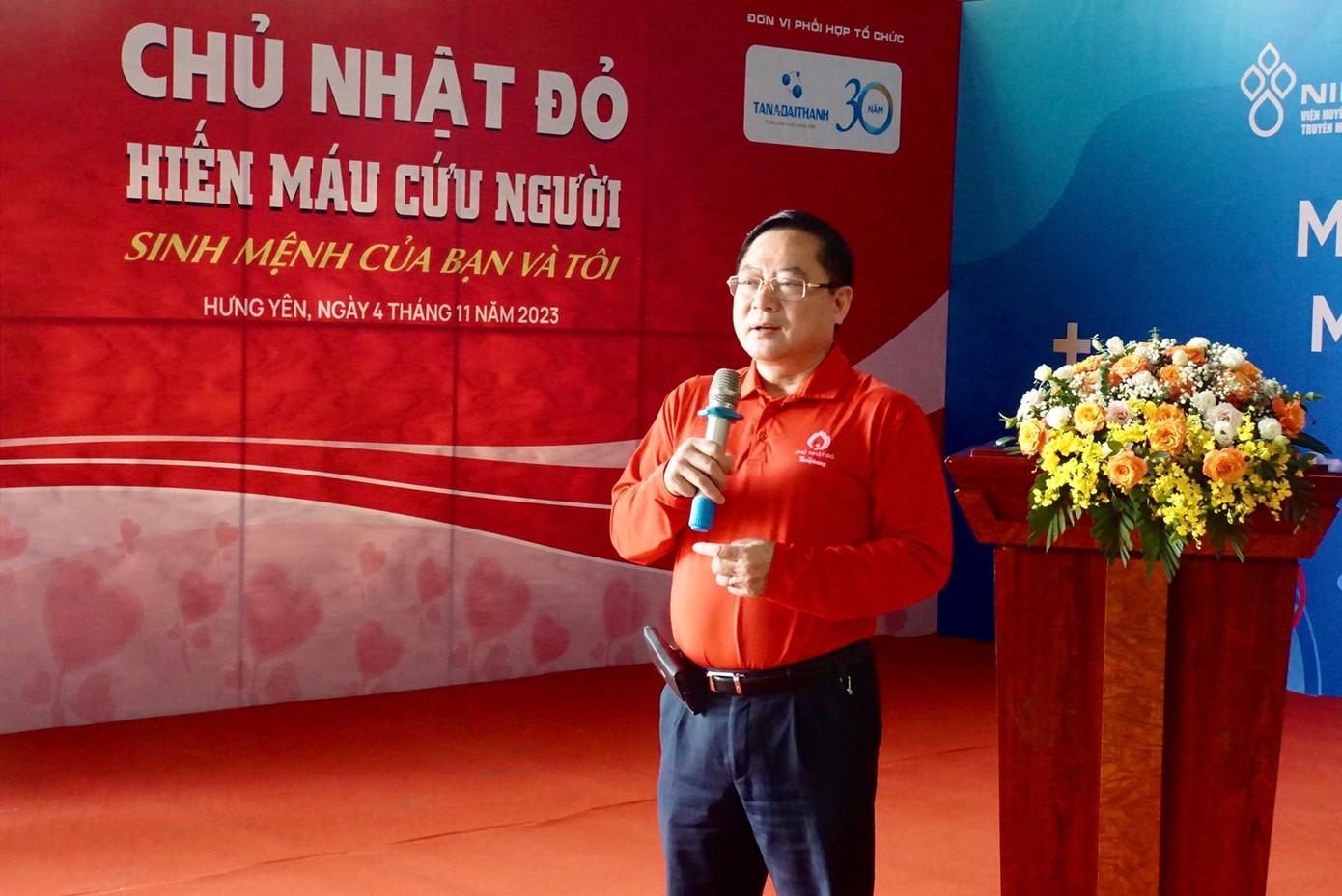 Phát biểu khai mạc sự kiện, ông Lê Xuân Sơn - Tổng Biên tập báo Tiền Phong cho biết, chuỗi sự kiện Chủ nhật Đỏ bắt đầu từ năm 2009, khi phong trào hiến máu tình nguyện ở nước ta còn yếu. Nhưng tới những năm gần đây, Chủ Nhật Đỏ đã phát triển rất mạnh mẽ với sự tham gia của 40-50 tỉnh/thành phố hàng năm, với khoảng 100 ngày hội Chủ nhật Đỏ trên khắp mọi miền tổ quốc. “Tôi muốn gửi lời cảm ơn tới những cán bộ, công nhân viên đã nhiệt tình tham gia sự kiện hiến máu tình nguyện ngày hôm nay. Tinh thần tình nguyện, sẻ chia của các bạn rất đáng được trân trọng”, ông Lê Xuân Sơn nói.