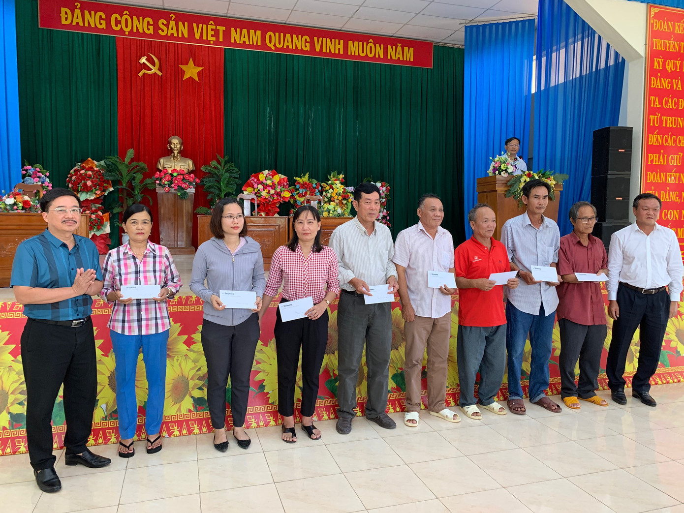 Nhà báo Vũ Tiến trao 20 phần quà với tổng trị giá 20 triệu đồng cho các gia đình có công tại tỉnh Phú Yên.