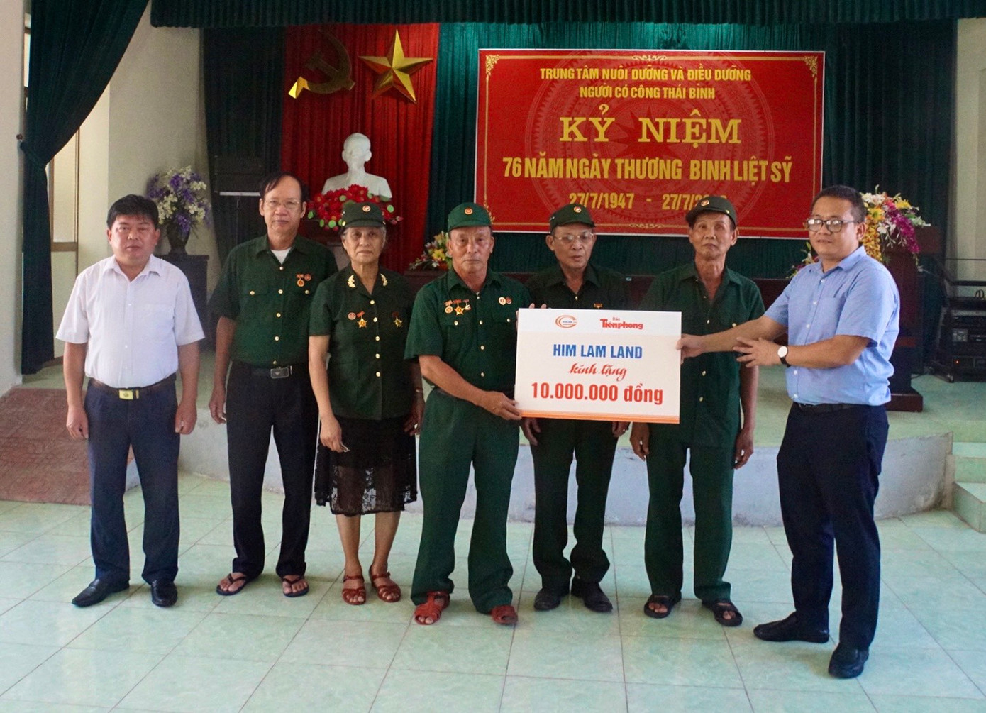 Nhà báo Hồ Sỹ Lực trao tặng số tiền ủng hộ do Công ty CP Kinh doanh Địa ốc Him Lam (Him Lam Land) tài trợ cho Trung tâm nuôi dưỡng và điều dưỡng người có công tỉnh Thái Bình.