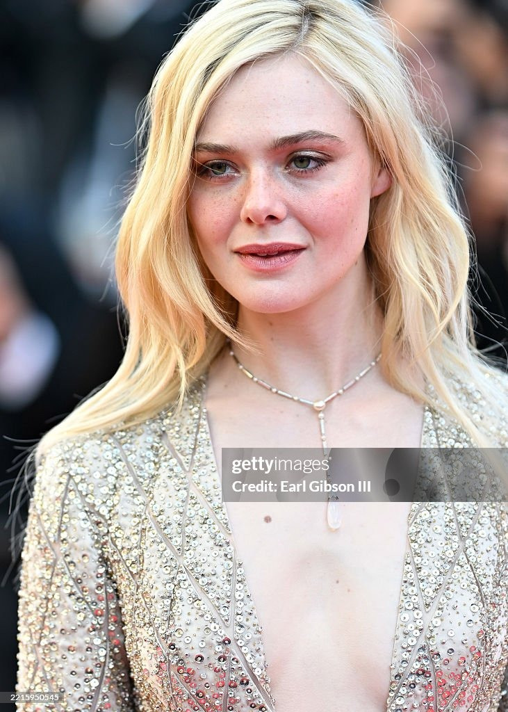Elle Fanning dẫn đầu dàn khách mời hạng A dự buổi ra mắt phim. Ngôi sao Maleficent khoe làn da trắng đến phát sáng với chiếc váy dài tay đính sequin màu hồng phấn, có đường viền cổ khoét sâu. Ảnh: Getty Images/AP.