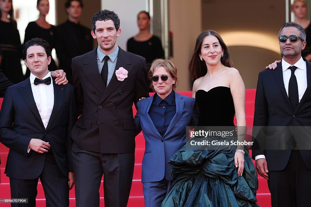 Ngày 23/4, The Mastermind có buổi công chiếu lần đầu tại Liên hoan phim Cannes lần thứ 78. Dàn diễn viên (trái qua phải: John Magaro, Josh O&apos;Connor, Alana Haim, Anish Savjani và Christopher Blauvelt) cùng đạo diễn Kelly Reichardt (ở giữa) ra mắt công chúng trên thảm đỏ. Phim xoay quanh một vụ trộm tranh từ viện bảo tàng vào thập niên 1970. Ảnh: Getty Images.