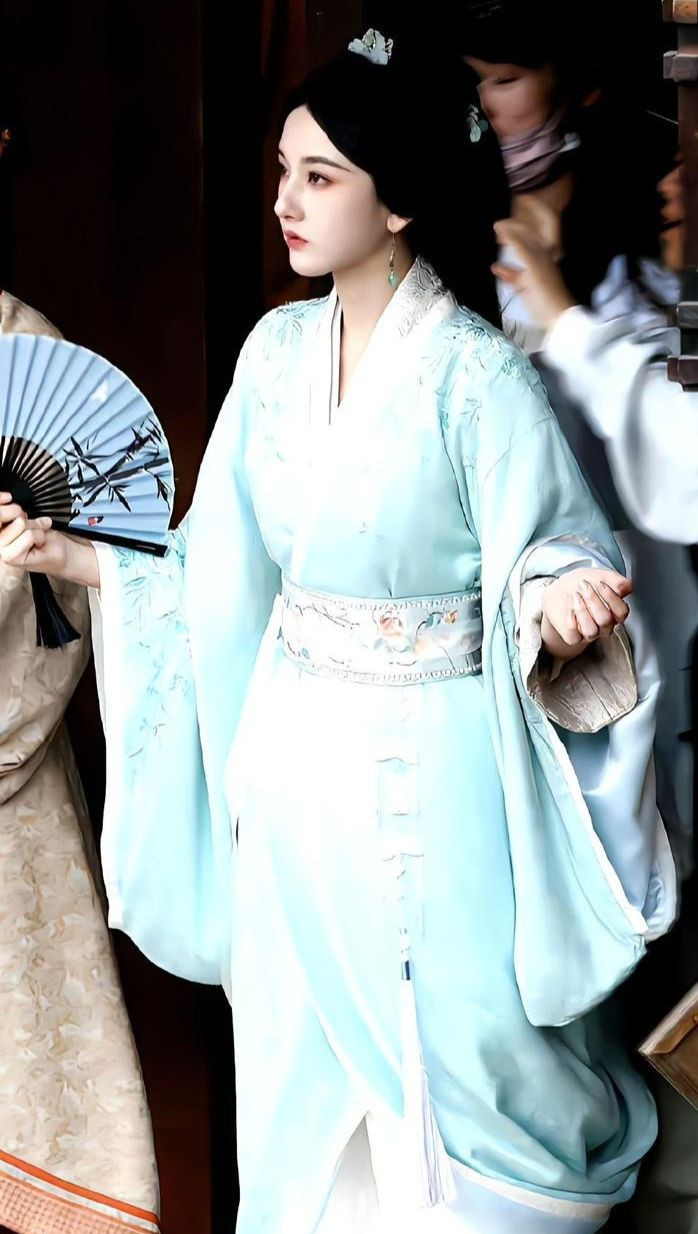 Trước khi lên sóng, Khom lưng gặp nhiều bất lợi như &quot;đắp chiếu&quot; 2 năm vì Tống Tổ Nhi vướng bê bối trốn thuế và không được quảng bá rầm rộ. Dẫu vậy, phim vẫn nổi đình đám. Một trong những lý do phim được khán giả đón nhận là nhan sắc tuyệt phẩm của nữ chính.