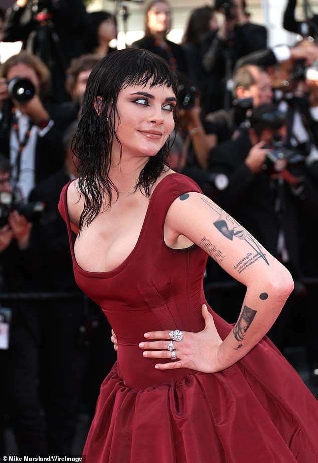 Chân dài Cara Delevingne trông khác lạ với kiểu tóc ướt và đôi mắt khói đậm. Ảnh: WireImage.