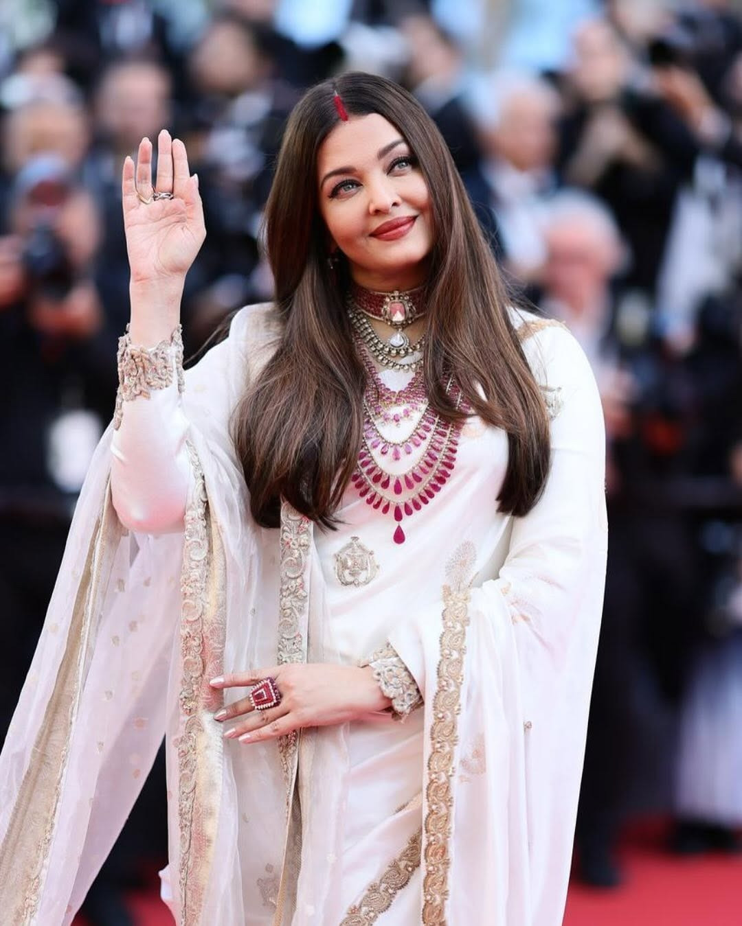 Bộ cánh màu trắng thêu chỉ vàng, kết hợp vòng cổ vàng 18K đính hồng ngọc Mozambique và kim cương thô nặng 500 carat của Manish Malhotra, tạo nên diện mạo sang trọng, thanh lịch, bí ẩn và quyền lực của người đẹp 52 tuổi. Ảnh: Celebmafia.