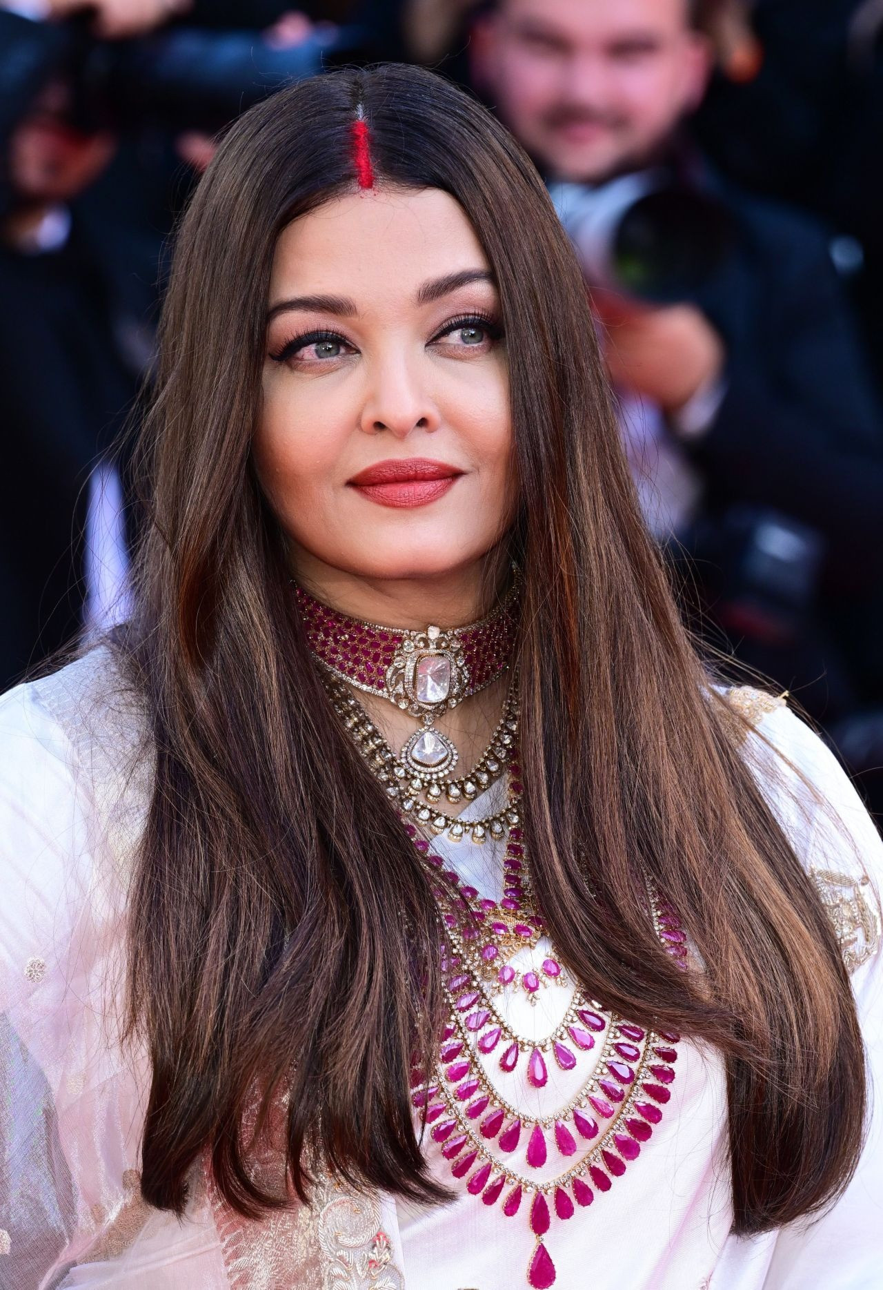 Bộ cánh màu trắng thêu chỉ vàng, kết hợp vòng cổ vàng 18K đính hồng ngọc Mozambique và kim cương thô nặng 500 carat của Manish Malhotra, tạo nên diện mạo sang trọng, thanh lịch, bí ẩn và quyền lực của người đẹp 52 tuổi. Ảnh: Celebmafia.