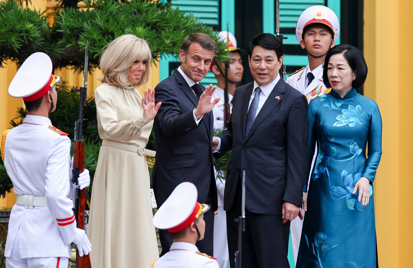 Ngày 26/5, trong lễ đón chính thức tại Phủ Chủ tịch, phu nhân Brigitte Macron mặc váy midi màu ngà dài qua gối, với phần cổ cao và có thắt lưng. Bà phối với giày cao gót mũi nhọn đồng bộ và ví cầm tay màu trắng. Ảnh: AP