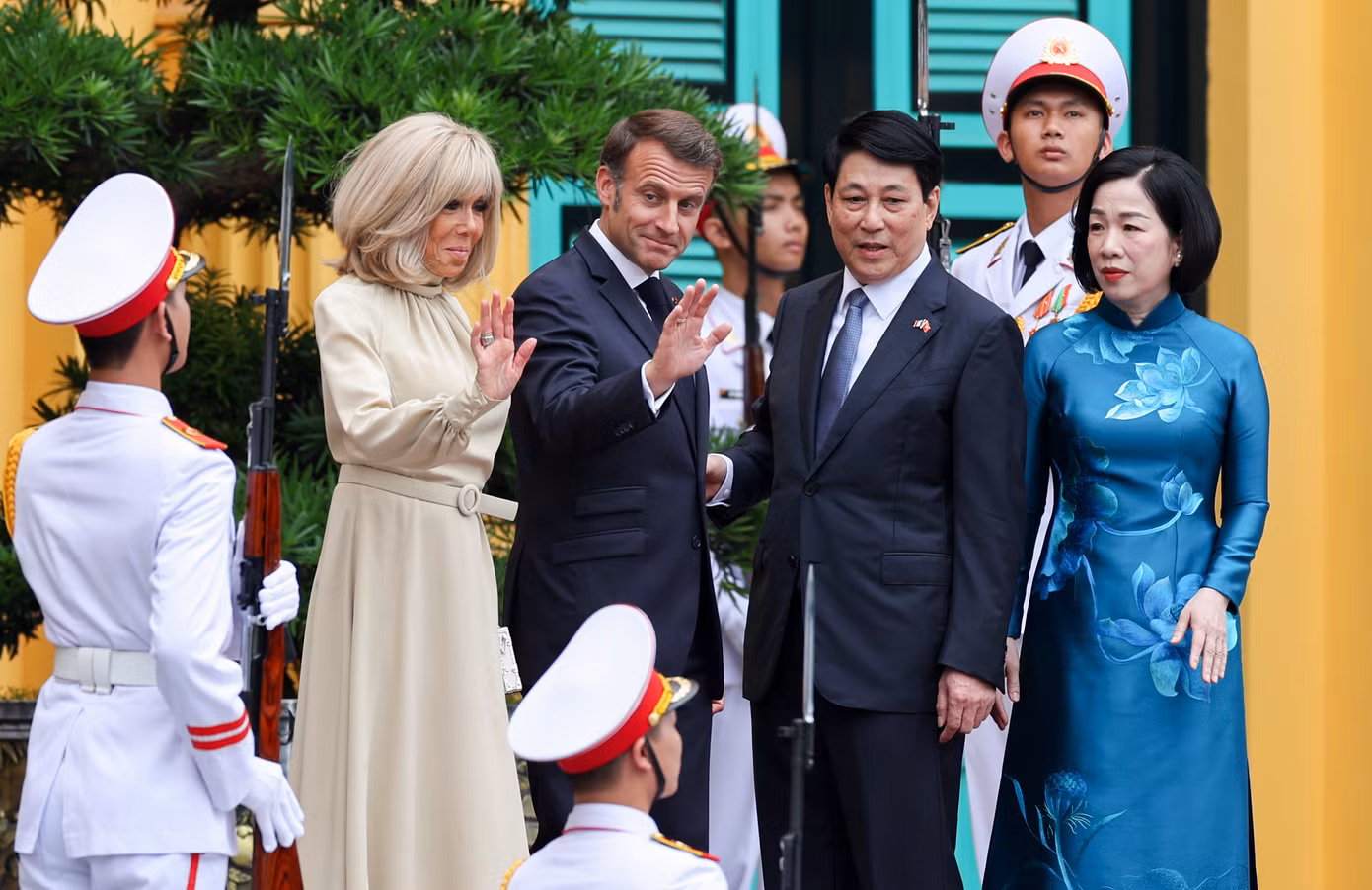 Ngày 26/5, trong lễ đón chính thức tại Phủ Chủ tịch, phu nhân Brigitte Macron mặc váy midi màu ngà dài qua gối, với phần cổ cao và có thắt lưng. Bà phối với giày cao gót mũi nhọn đồng bộ và ví cầm tay màu trắng. Ảnh: AP