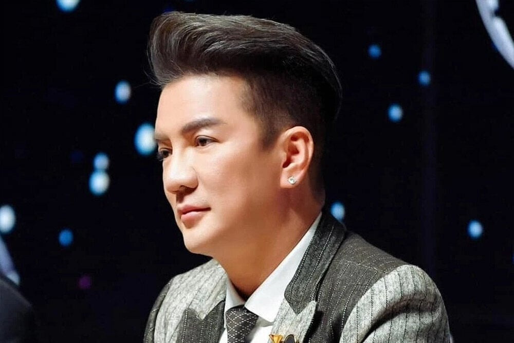 Đàm Vĩnh Hưng là nghệ sĩ Việt đầu tiên hoãn lịch trình sau khi thông tin nguyên Chủ tịch nước Trần Đức Lương từ trần được công bố.