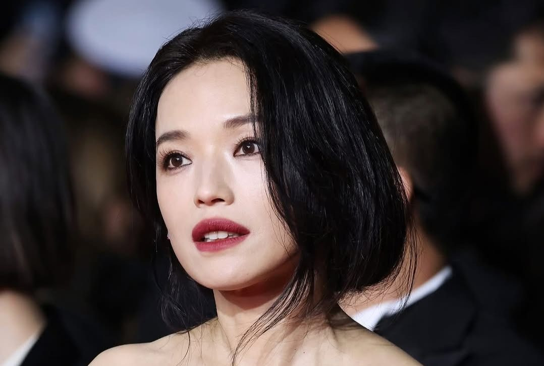 Thư Kỳ quyến rũ tại Liên hoan phim Cannes 2025. Ảnh: Vogue Taiwan. Thư Kỳ quyến rũ tại Liên hoan phim Cannes 2025. Ảnh: Vogue Taiwan.