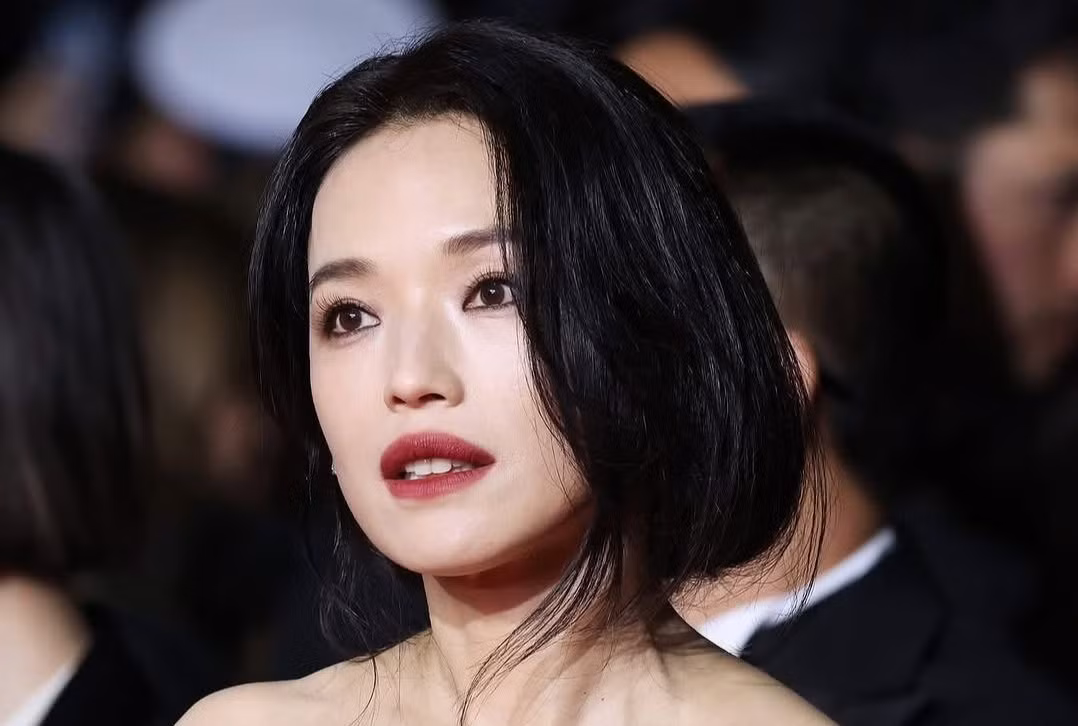 Thư Kỳ quyến rũ tại Liên hoan phim Cannes 2025. Ảnh: Vogue Taiwan.