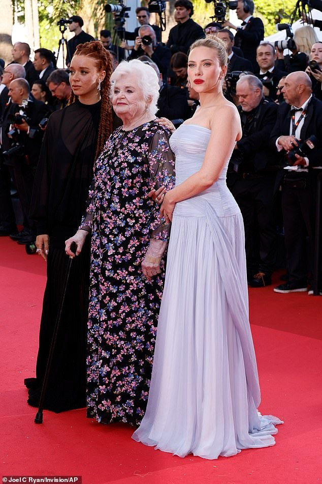 Đả nữ sinh năm 1984 tạo dáng trên thảm đỏ Cannes với June Squibb (giữa) và Erin Kellyman (trái). Cô đến liên hoan phim để quảng bá cho Eleanor the Great, tác phẩm đầu tay do Scarlett Johansson làm đạo diễn. Phim kể về tình bạn của một phụ nữ 90 tuổi với cô gái 19 tuổi ở thành phố New York. Ảnh: AP/Getty Images.