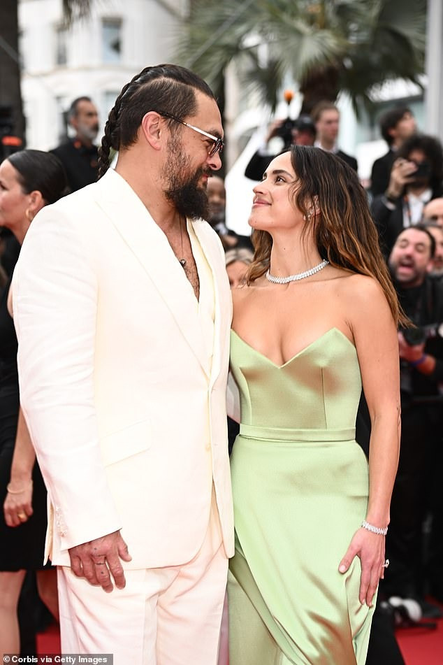 Adria Arjona có khoảnh khắc ngọt ngào với bạn trai, tài tử Aquaman Jason Momoa. Ảnh: Getty Images.