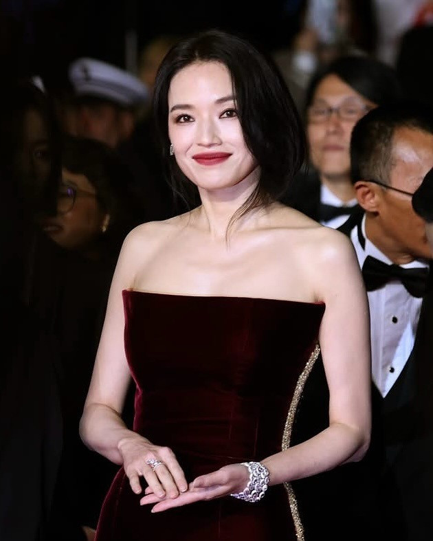 Thư Kỳ đảm nhận vai nữ chính trong Resurrection. Nhân vật của cô sinh ra trong thế giới tương lai, nơi hầu hết nhân loại mất khi khả năng mơ. Sau đó, cô phát hiện một sinh vật kỳ lạ có khả năng trải nghiệm giấc mơ. Ảnh: VogueTaiwan.