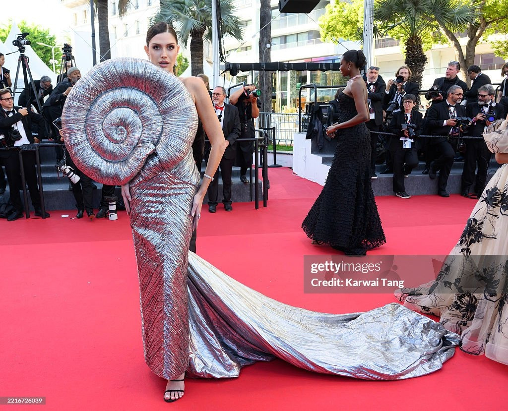 Hoa hậu Hòa bình Quốc tế 2022 Isabella Menin chọn cho mình chiếc váy gắn hình vỏ ốc lạ mắt. Ảnh: Getty Images.