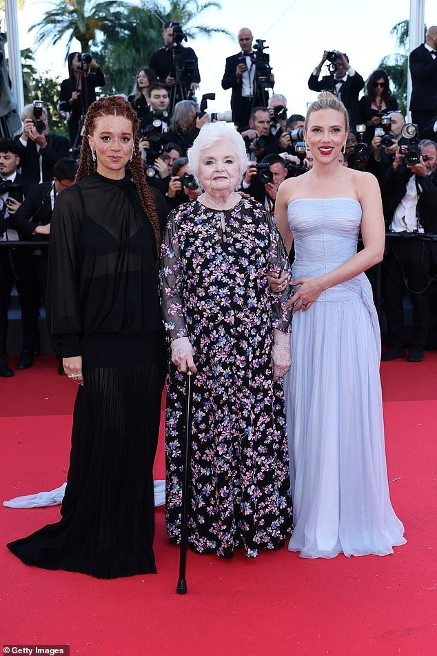 Đả nữ sinh năm 1984 tạo dáng trên thảm đỏ Cannes với June Squibb (giữa) và Erin Kellyman (trái). Cô đến liên hoan phim để quảng bá cho Eleanor the Great, tác phẩm đầu tay do Scarlett Johansson làm đạo diễn. Phim kể về tình bạn của một phụ nữ 90 tuổi với cô gái 19 tuổi ở thành phố New York. Ảnh: AP/Getty Images.